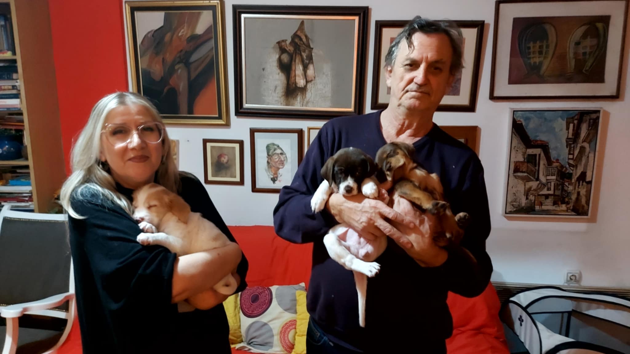 Новинарката Менче Точи и нејзиниот сопруг спасија три непрогледани кутриња фрлени во контејнер